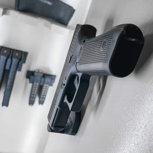 Pistolet aimanté à la verticale dans un coffre