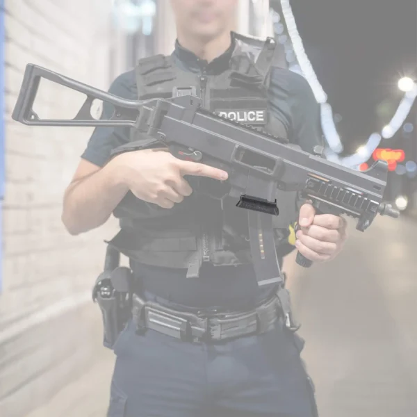 Policier français en tenue portant une arme de maintien de l'ordre