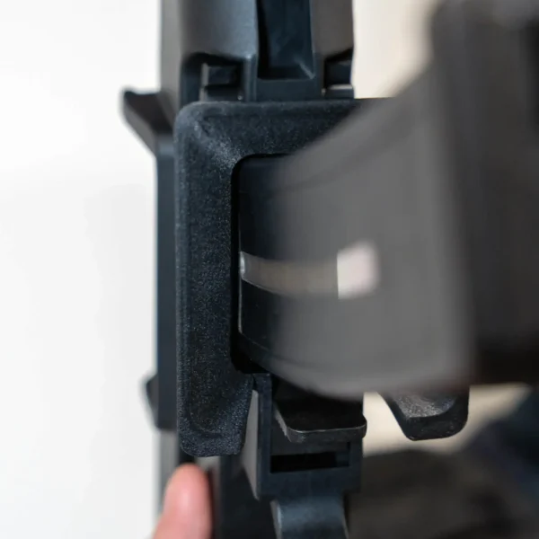 Magwell installé sur le puits de chargeur d'un UMP9 vu de dessous