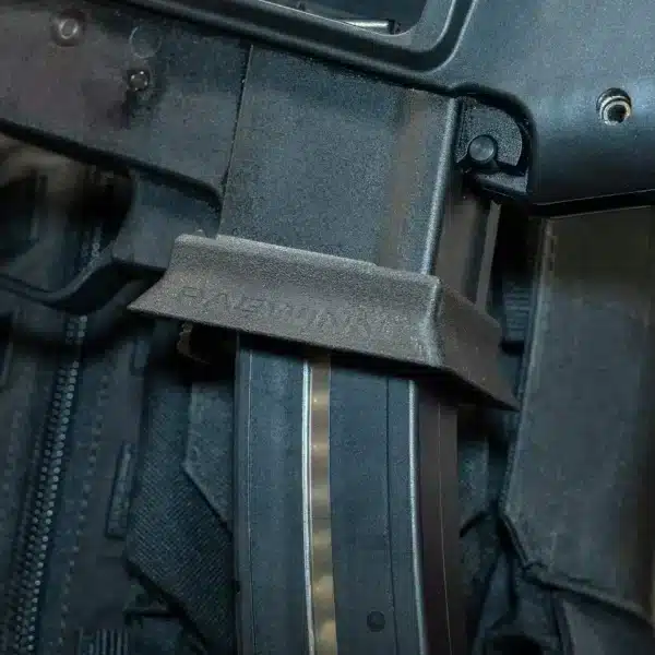 Vue latérale proche d'un magwell installé sur un fusil HK UMP9